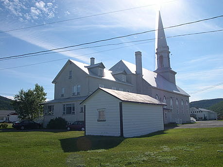 Vue de l'arrière de l'église de Grande-Vallée. Source : Conseil du patrimoine religieux du Québec.